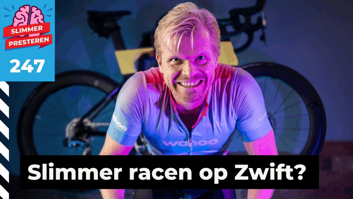 Wielrenner Bob Dickhoff op een Zwift-fiets tijdens een virtuele race, met focus op snelheid en competitie.
