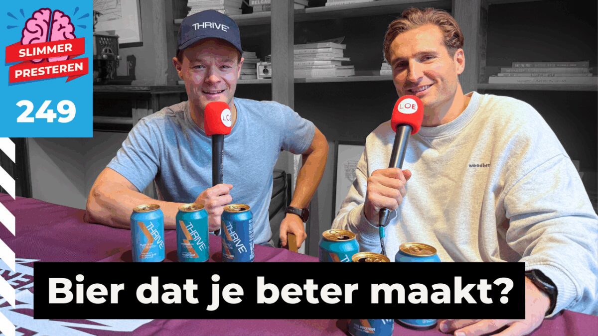 Laurens D’Hoore en Cedric Schatteman met Thrive sportbier tijdens de opname van de Slimmer Presteren Podcast.