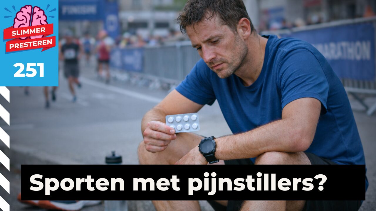 Hardloper zit na een wedstrijd en bekijkt een strip pijnstillers tijdens aflevering 251 van de Slimmer Presteren Podcast.