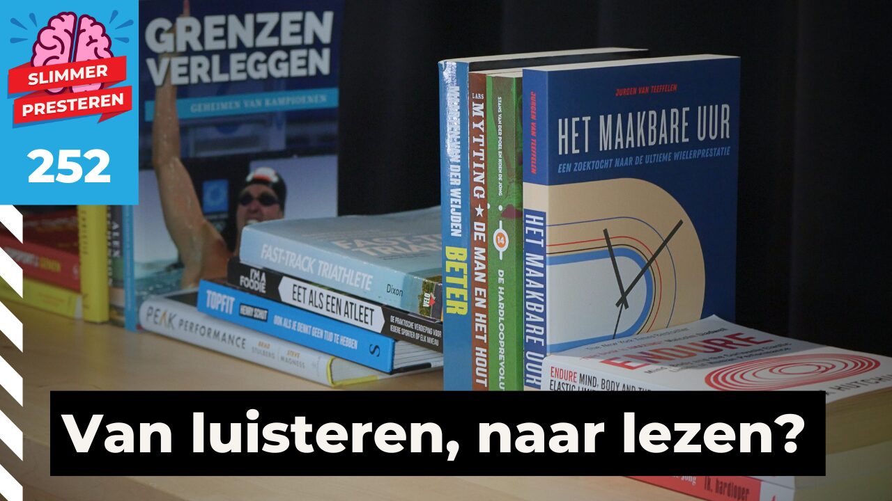 Sportboeken op tafel bij de Slimmer Presteren Podcast, met de tekst ‘Van luisteren, naar lezen?’