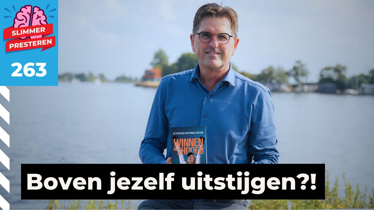 Hoogleraar Nico van Yperen met zijn boek Winnen met je hoofd.