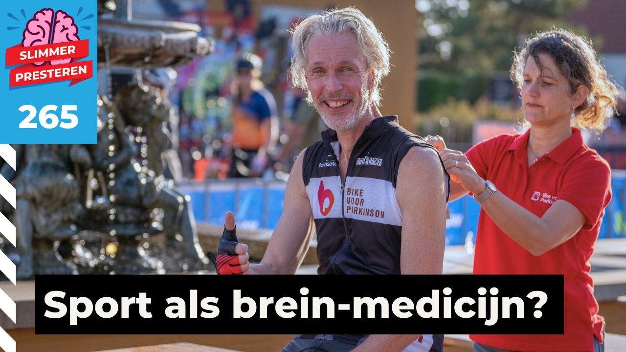 Neuroloog Bas Bloem in een Bike voor Parkinson wielershirt geeft een duim omhoog tijdens een fietsevenement.