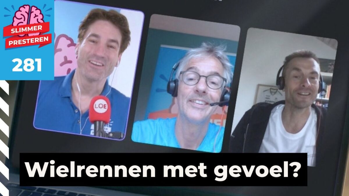 Wielrennen zonder oortjes: drie presentatoren van de Slimmer Presteren Podcast lachen in een videogesprek op een laptopscherm, twee van hen met een headset en één met een rode LOE-microfoon, met in beeld de tekst Wielrennen met gevoel?