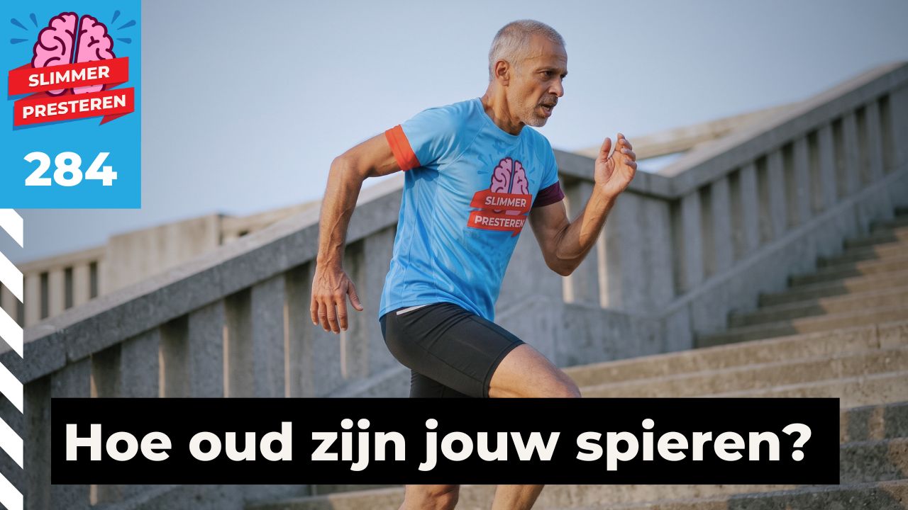Spieren ouder worden: een man van rond de zestig in een lichtblauw Slimmer Presteren-shirt sprint in warm ochtendlicht een betonnen trap op.